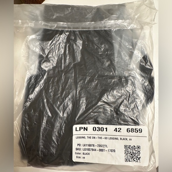 NWT FABLETICS On The Go Black Leggings compressive 2 pockets Xs - Picture 6 of 7